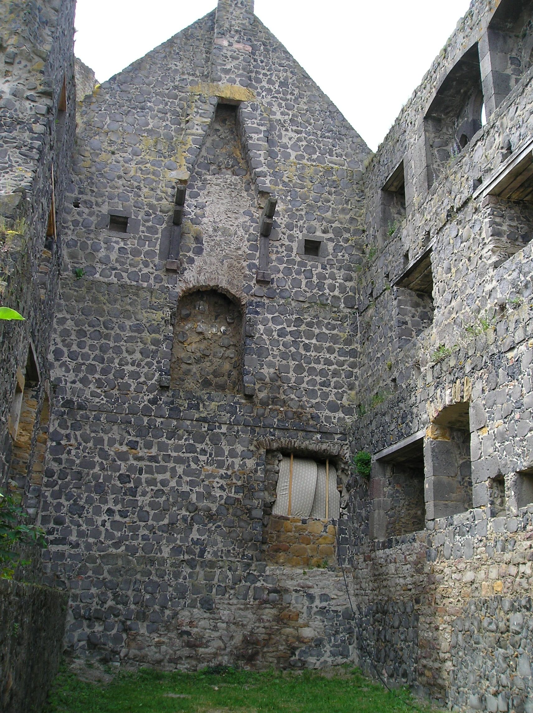Burg Münzenberg, Reste eines Kamins